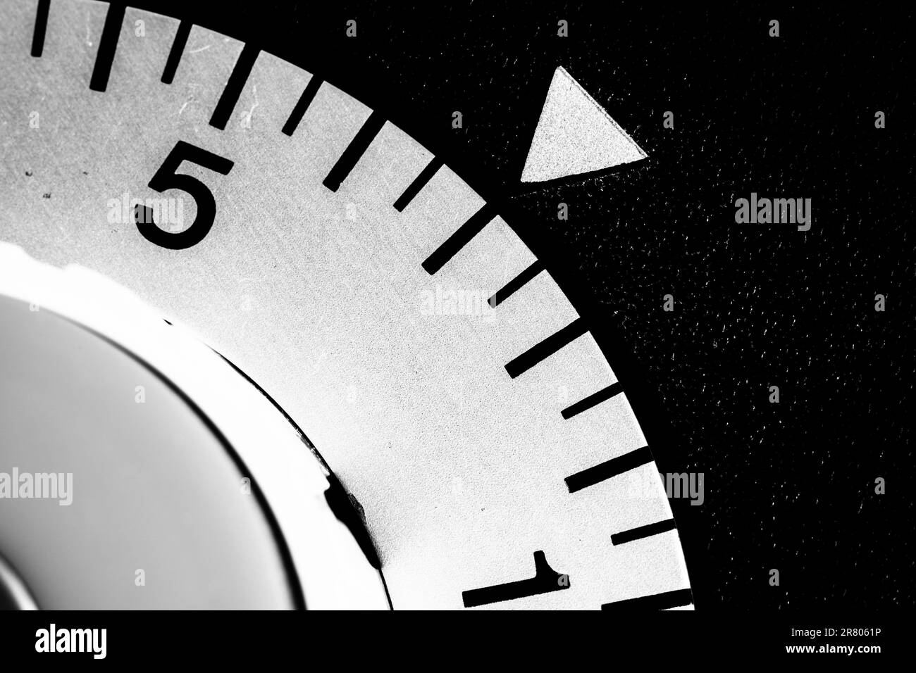 Monochrome Nahaufnahme eines analogen Labor-Timers, der auf sieben eingestellt ist Stockfoto