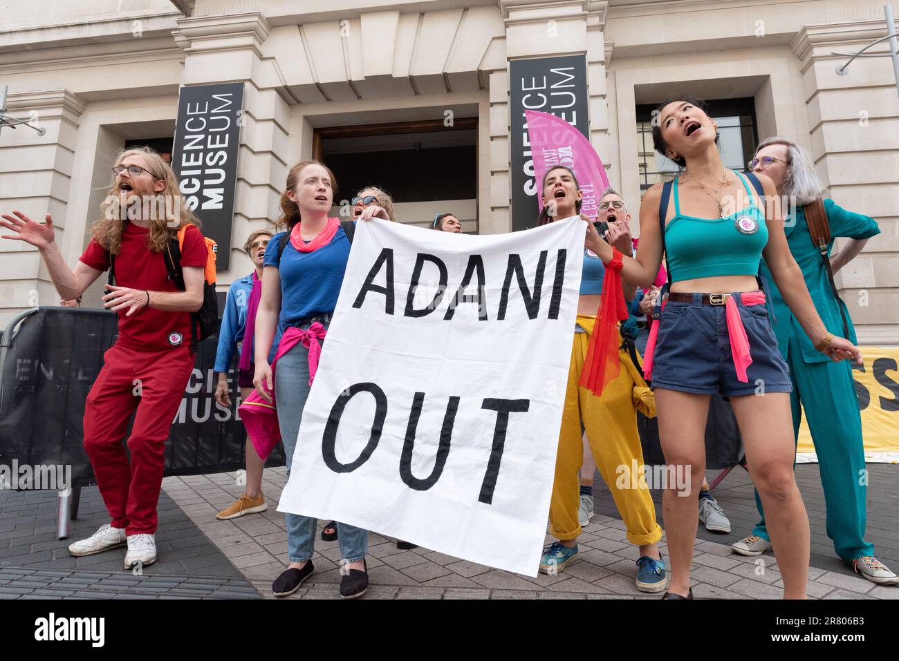 Der „Stop Shopping Choir UK“ unterhält Besucher des Science Museum und fordert ein Ende des Sponsorings fossiler Brennstoffe, einschließlich des Kohleriesen Adani. Stockfoto