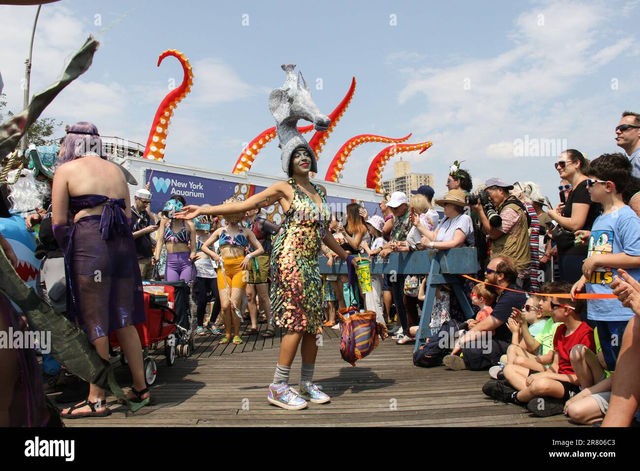 Brooklyn, USA. 17. Juni 2023. Besucher nehmen an der jährlichen Coney