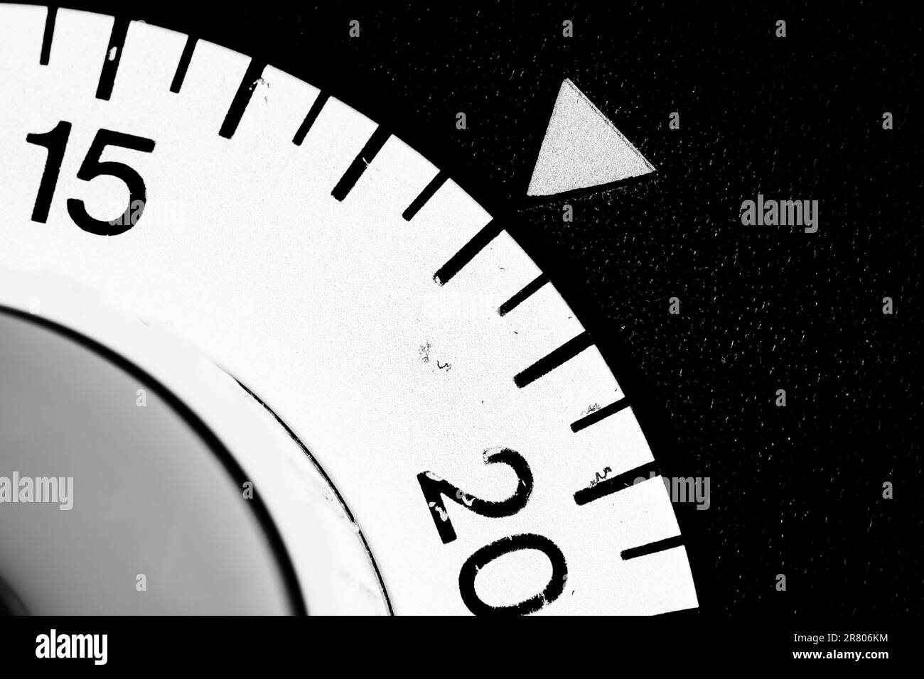 Monochrome Nahaufnahme eines analogen Labor-Timers, der auf 18 eingestellt ist Stockfoto