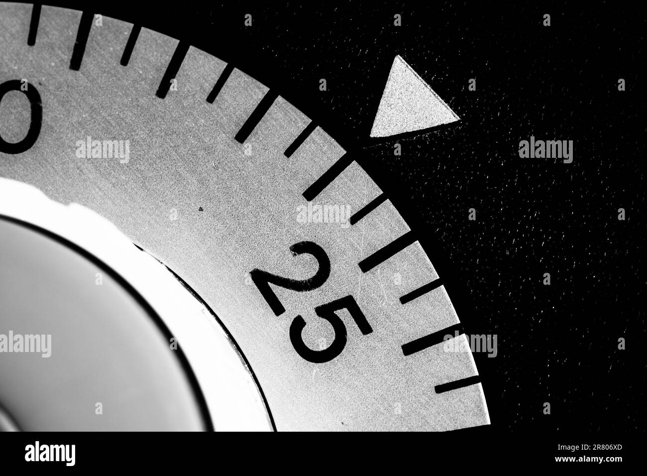 Monochrome Nahaufnahme eines analogen Labor-Timers, der auf 24 eingestellt ist Stockfoto