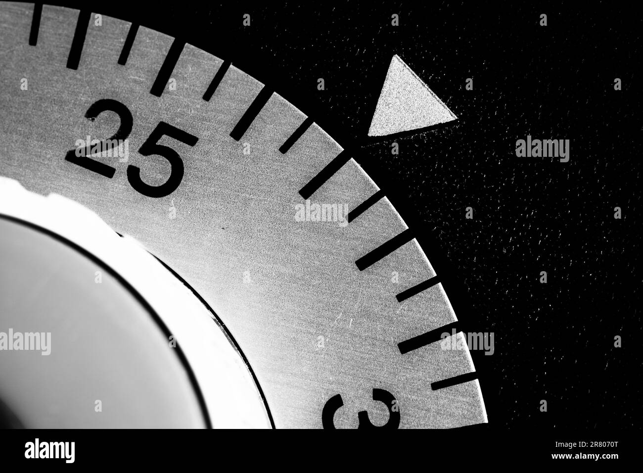 Monochrome Nahaufnahme eines analogen Labor-Timers, der auf 27 eingestellt ist Stockfoto