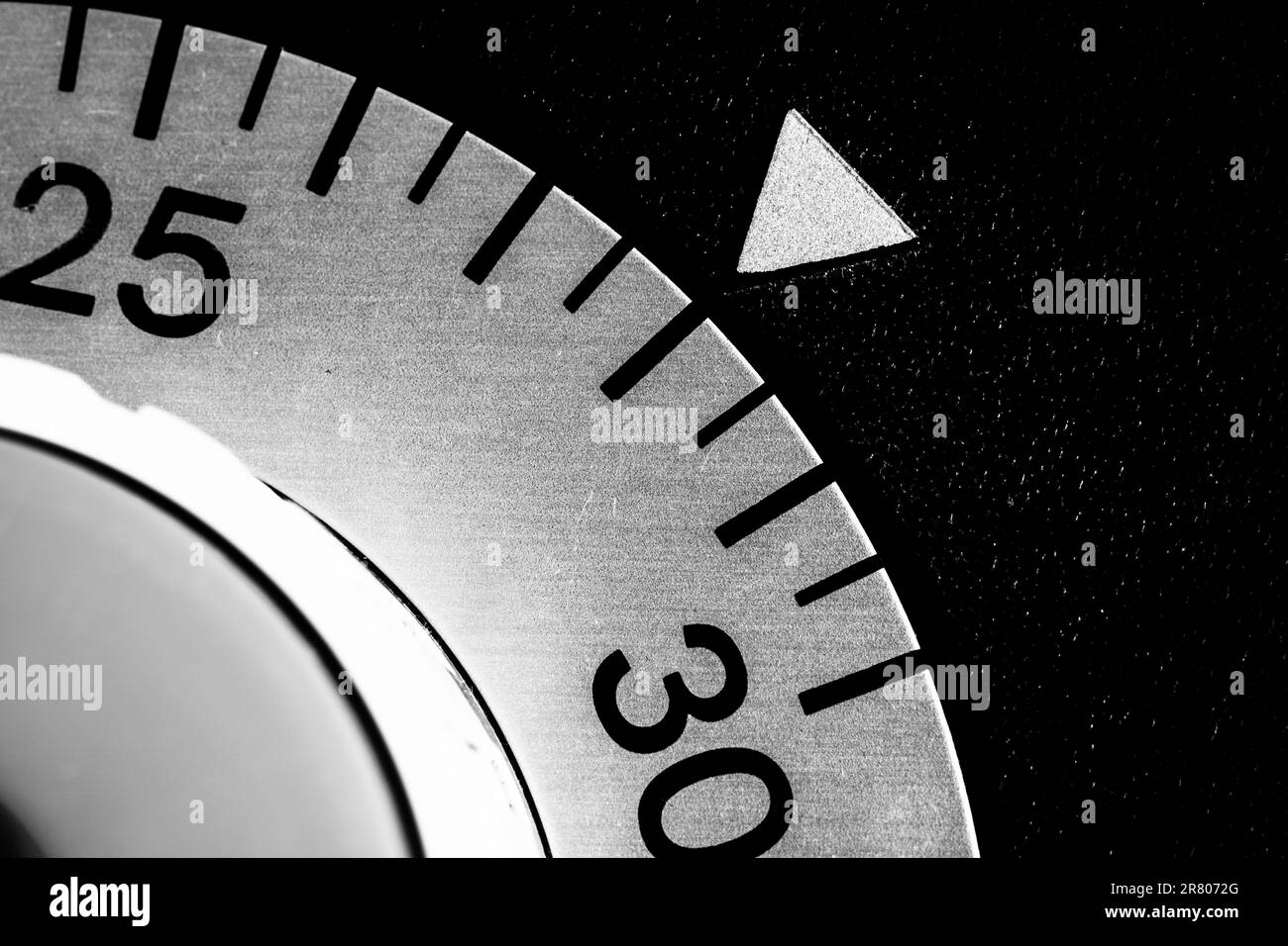 Monochrome Nahaufnahme eines analogen Labor-Timers, der auf 28 eingestellt ist Stockfoto