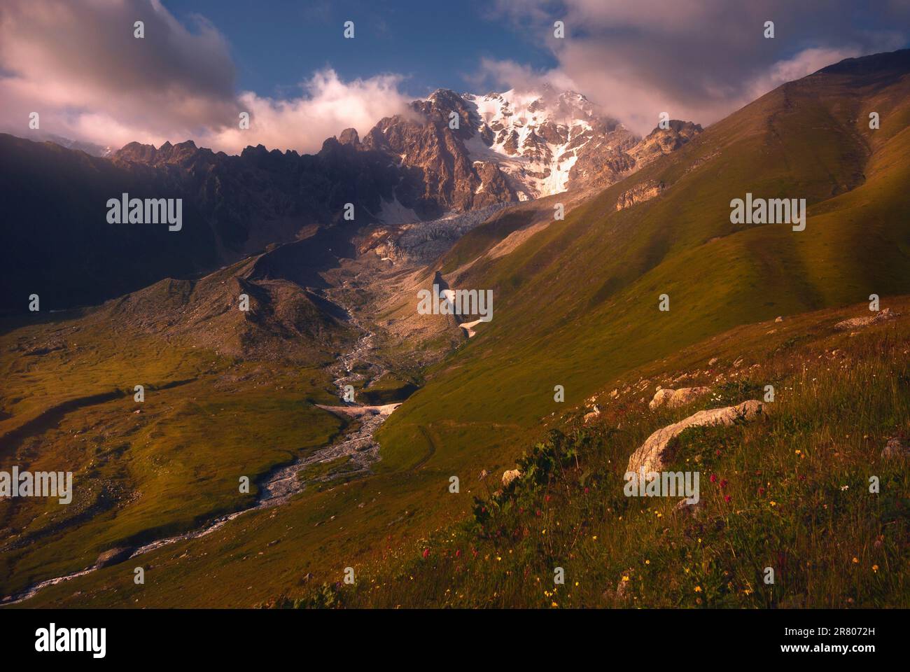 Farbenfroher Ort in den kaukasusbergen. Schöne Outdoor-Szene im oberen racha Stockfoto