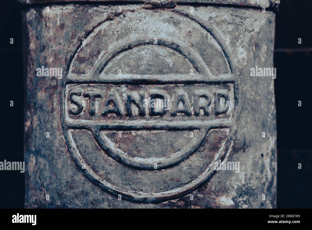 FINOWFURT, DEUTSCHLAND - 06. MAI 2023: Logo auf einem alten Kanister, jetzt von der Firma Standard Oil (1911) nicht mehr vorhanden. Toning. Stilisierung. Rennfestival 2023. Stockfoto