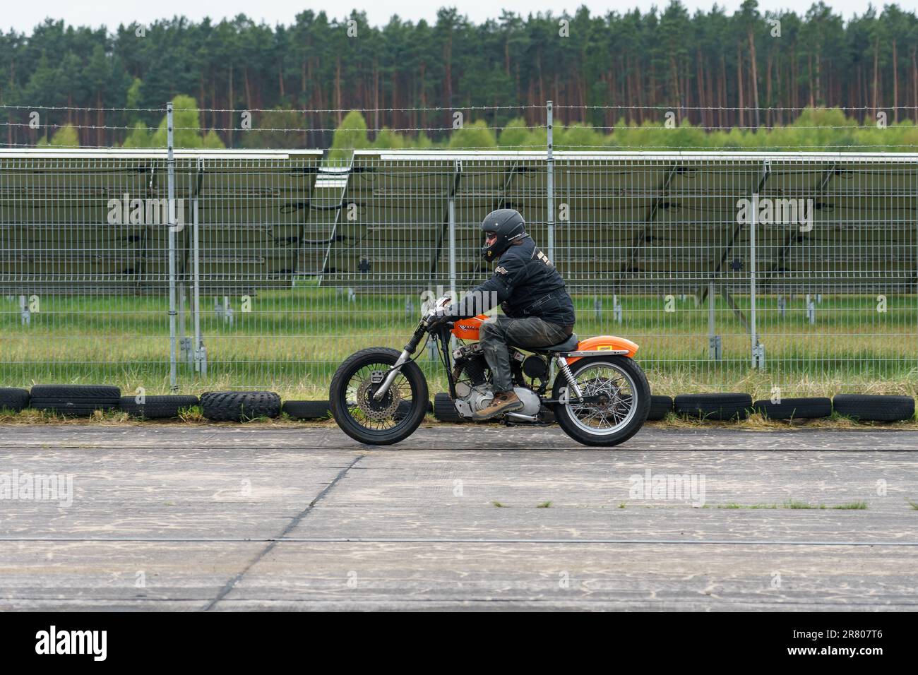 FINOWFURT, DEUTSCHLAND - 06. MAI 2023: Motorrad-Rennfahrer auf der Rennmeile. Rennfestival 2023. Saisoneröffnung. Stockfoto