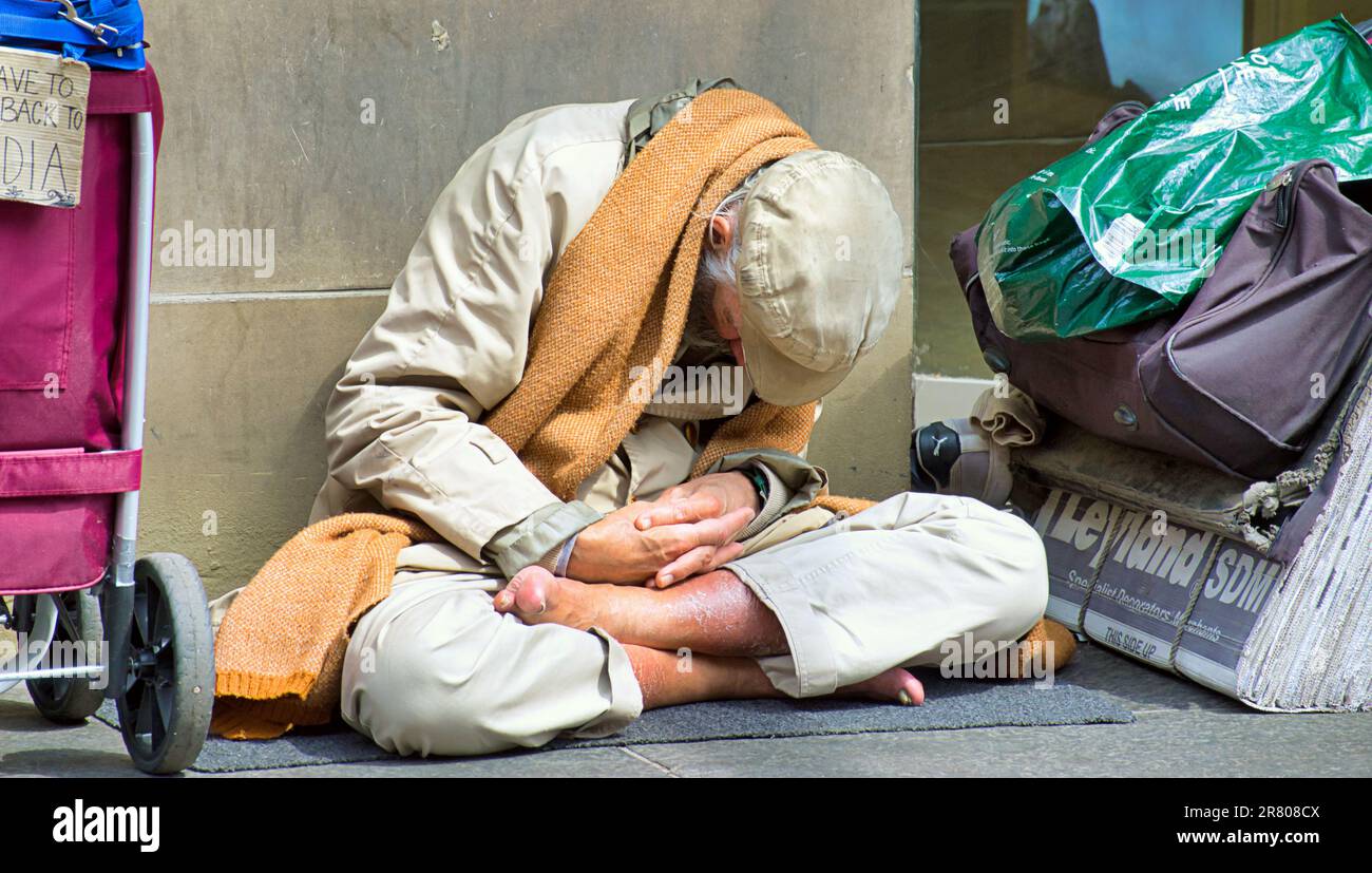 Barfuß Obdachloser auf der sauchiehall Straße Stockfoto