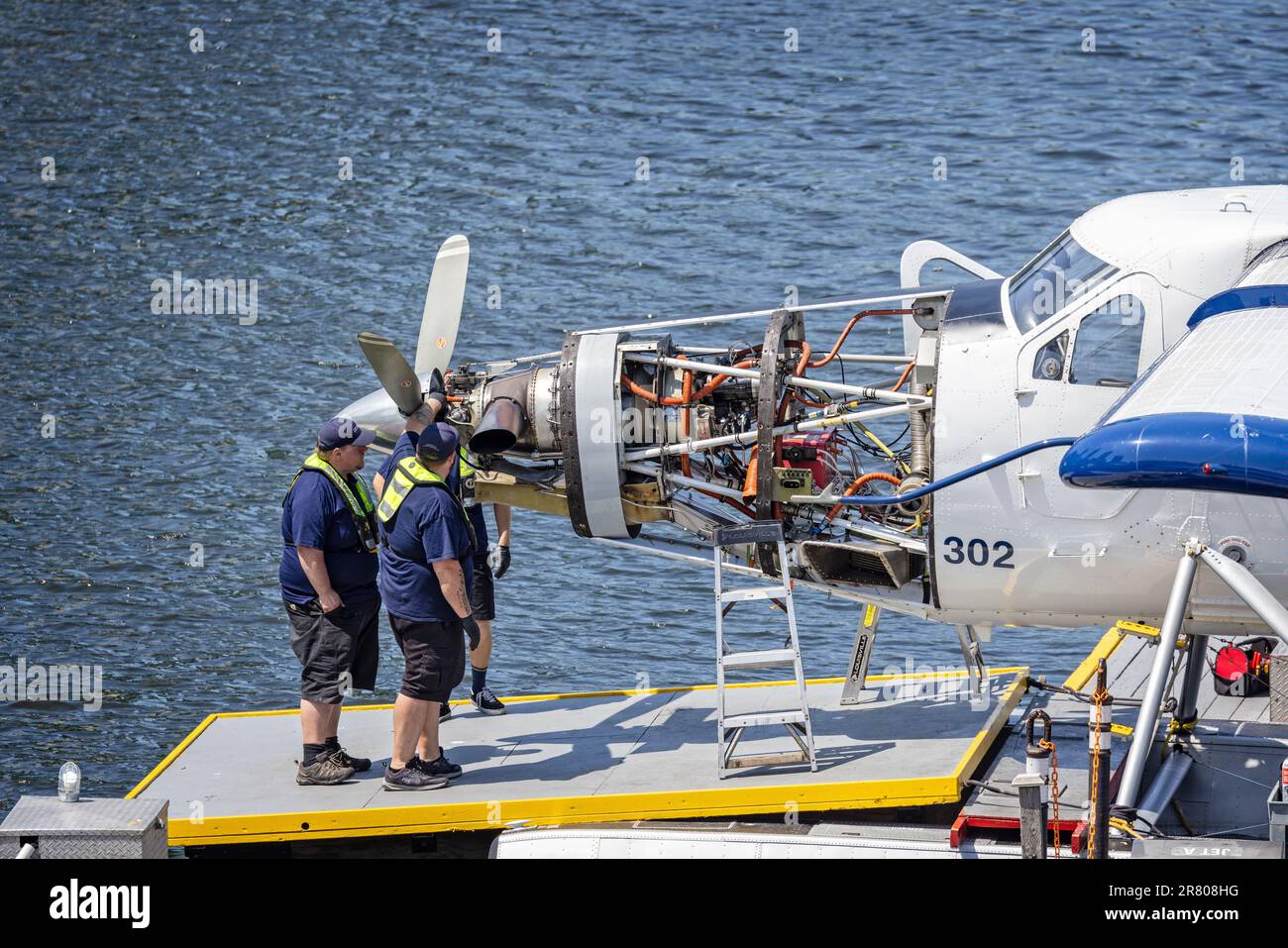 Nahaufnahme des Wasserflugzeugmotors, der für Reparaturen geöffnet ist, am schwimmenden Terminal in Vancouver, British Columbia, Kanada, am 1. Juni 2023 festgemacht Stockfoto