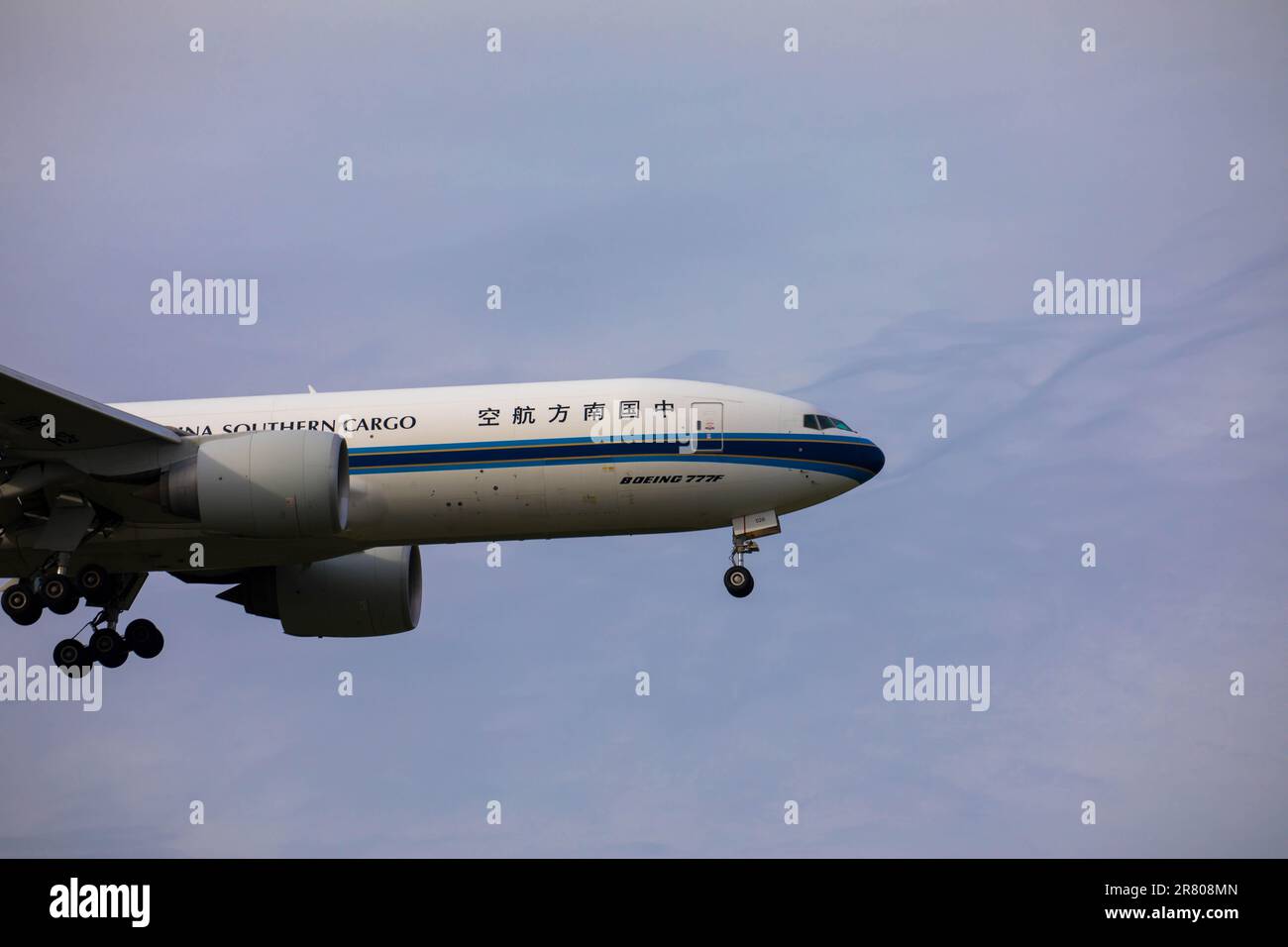 Frachtflugzeug der chinesischen Fluggesellschaft auf Landeanflug. Blauer Himmel mit viel Platz für Text. Nahaufnahme. 25. Oktober 2022, Flughafen Frankfurt, Stockfoto