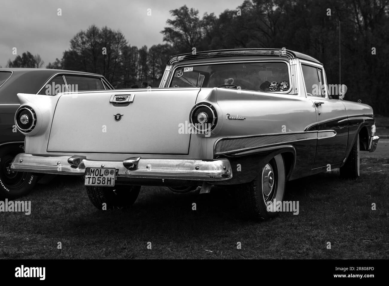 FINOWFURT, DEUTSCHLAND - 06. MAI 2023: Das Coupé-Nutzfahrzeug Ford Ranchero, 1958. Rückansicht. Schwarz auf Weiß. Rennfestival 2023. Stockfoto