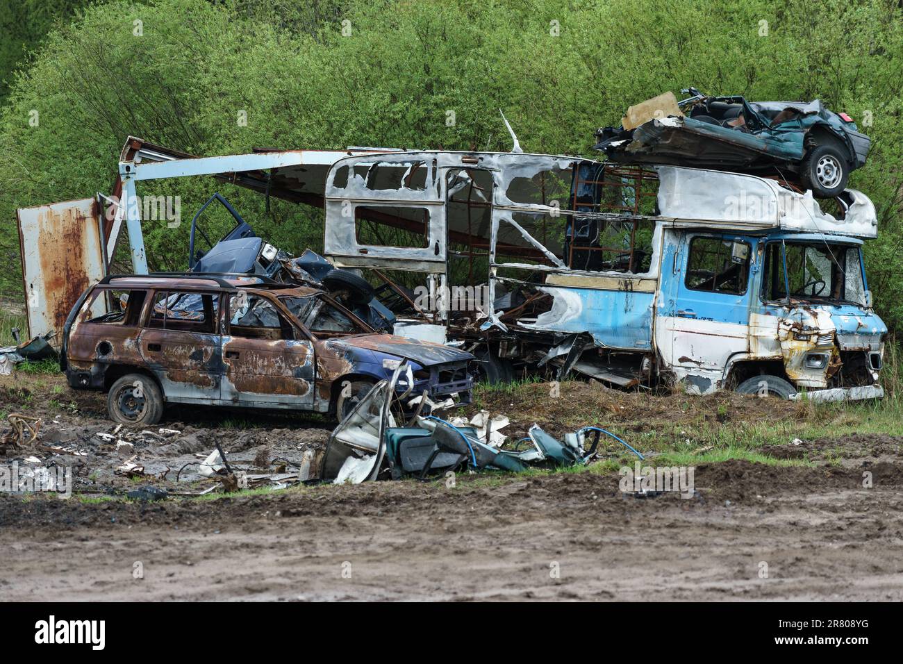 Autohütte. Verschiedene Fahrzeuge in kaputtem Zustand. Stockfoto