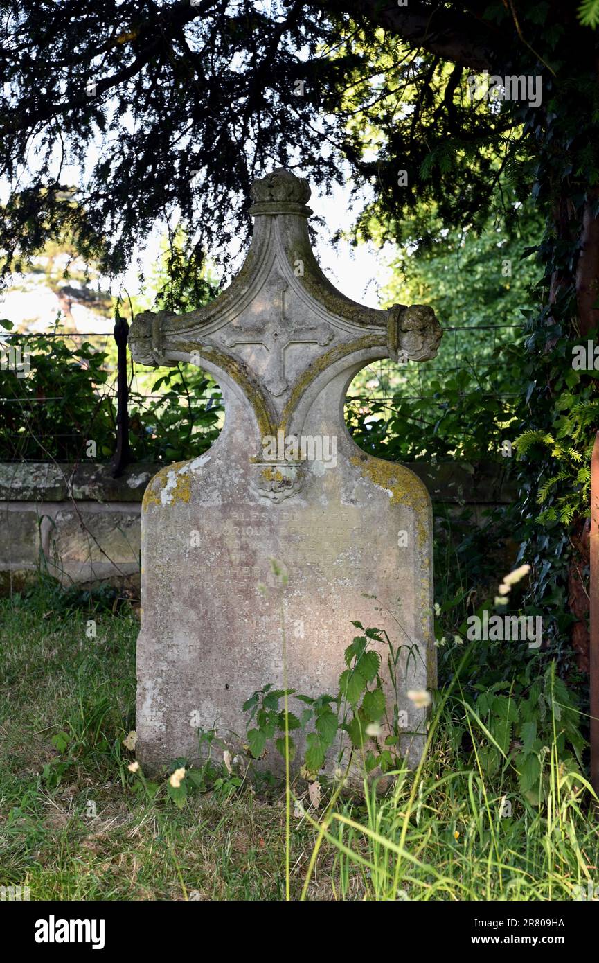 Grabstein, der das Grab von Christopher Wordsworth markiert, jüngerer Bruder von William, auf dem Friedhof von Buxted, Sussex, wo Christopher Rektor war. Stockfoto