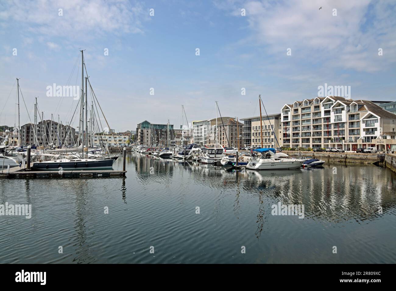 Plymouth Sutton Hafen, inneres Becken, Yachten in einem sicheren Hafen. Gehobene Wohnungen säumen den Umkreis von North Quay und Sutton Wharf. Stockfoto