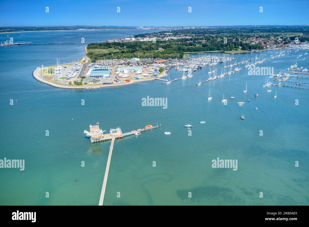 Luftaufnahme entlang des Warsash Maritime Academy Pier auf dem Fluss Hamble und Richtung Hamble Point. Stockfoto