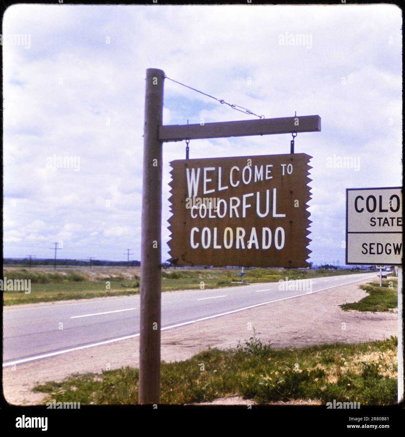 Colorado State Sign 1966. Willkommen auf dem farbenfrohen Colorado-Schild. Bild aus 35mm-Transparenz. Stockfoto