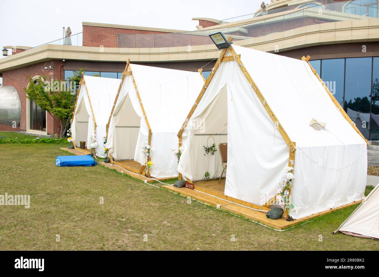 Verschiedene Feldzelte auf grünem Rasen auf dem Campingplatz in Parkland Stockfoto