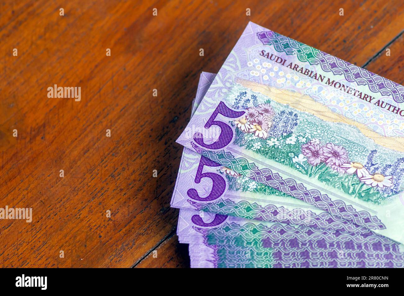 Ein Haufen Saudi-Arabien, fünf Riyals-Banknoten, Geld auf einem Holztisch, ausgewählter Fokus Stockfoto