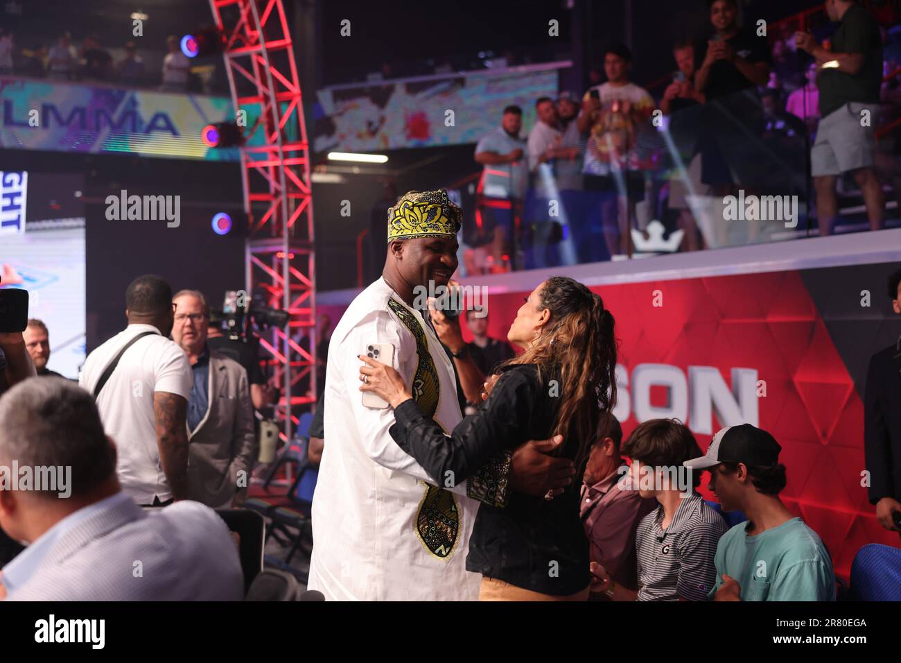 Atlanta, USA. 16. Juni 2023. Atlanta, GA - 16. Juni: Francis Ngannou begrüßt einen Fan auf der PFL Atlanta 5 am 16. Juni 2023 in der Overtime Elite Arena in Atlanta, Georgia. (Foto: Aaron Litz/PxImages/Sipa USA) Guthaben: SIPA USA/Alamy Live News Stockfoto