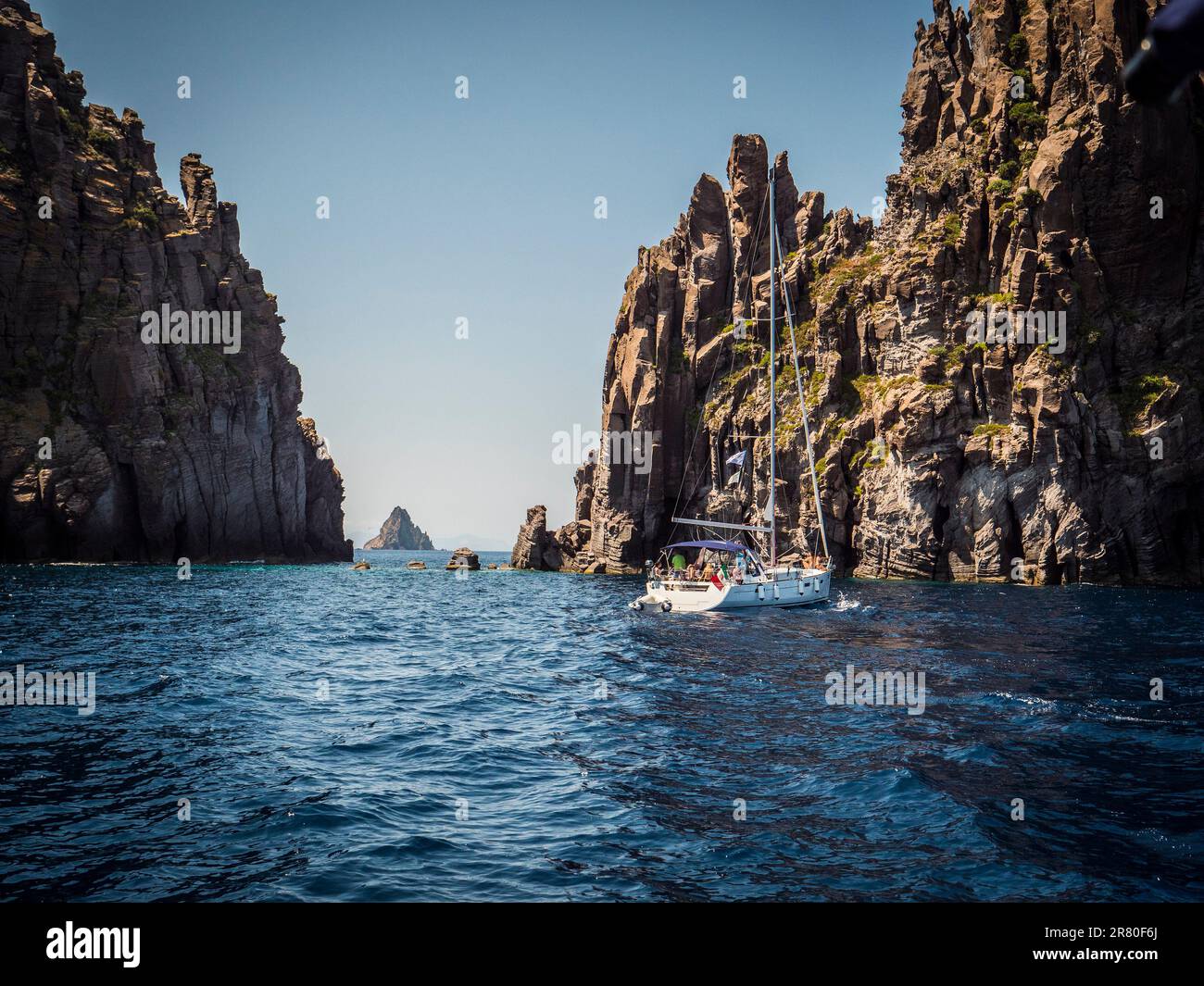 Modernes weißes Segelboot, das langsam im rauschenden Meer segelt