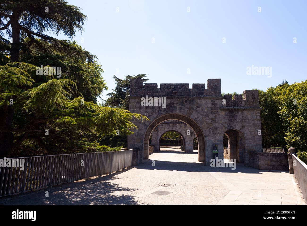 Blick auf das Stadtmauer-Tor und den Pfad in Pamplona, Spanien Stockfoto