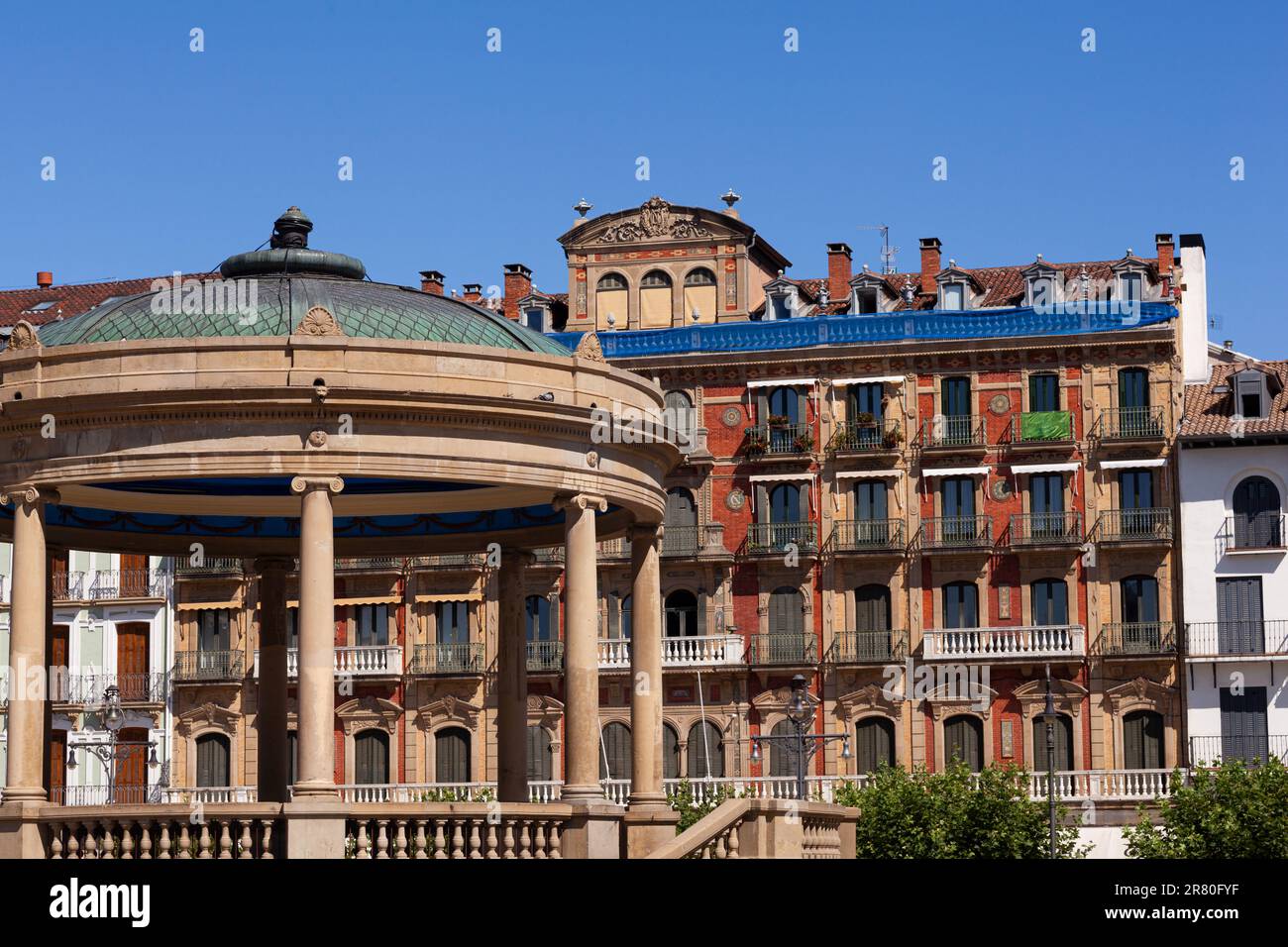 Pavillondenkmal auf dem Schlossplatz in der Altstadt von Pamplona, Spanien Stockfoto