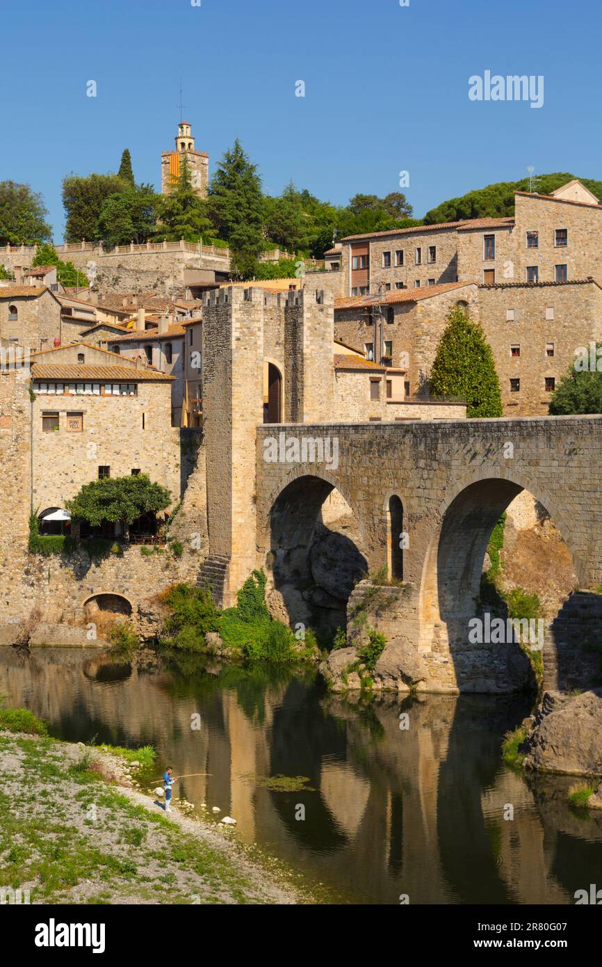 Besalu, Provinz Girona, Katalonien, Spanien. Befestigte Brücke, bekannt als El Pont Vell, die Alte Brücke, die den Fluss Fluvia überquert. Dokumente, die zurückreichen Stockfoto