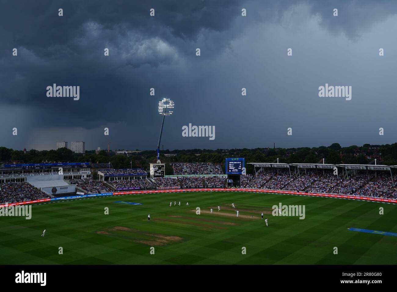 Eine allgemeine Ansicht von den Tribünen, als Australiens Cameron Green den englischen Ben Duckett als schlechtes Wetter am dritten Tag des ersten Ashes-Testspiels in Edgbaston, Birmingham, abweist. Foto: Sonntag, 18. Juni 2023. Stockfoto