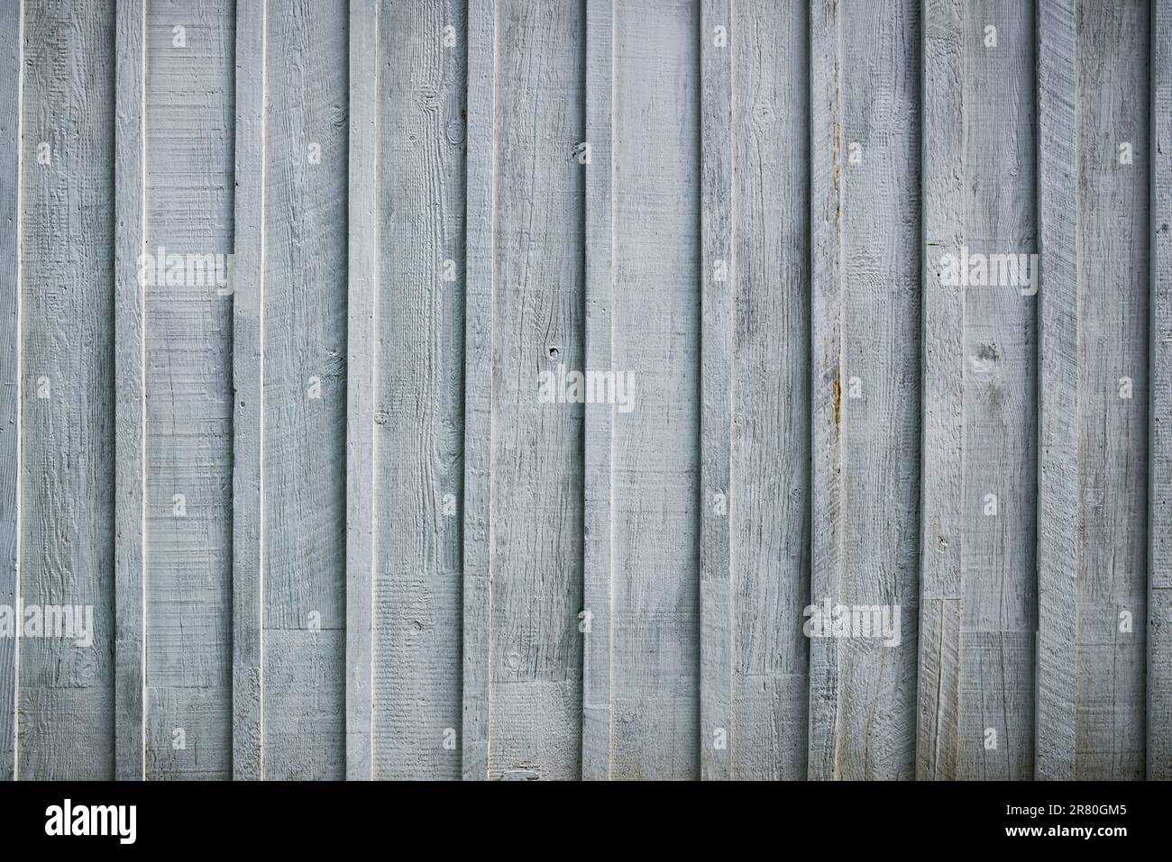 Rustikaler grauer Wandhintergrund mit vertikaler Holzplanke Stockfoto