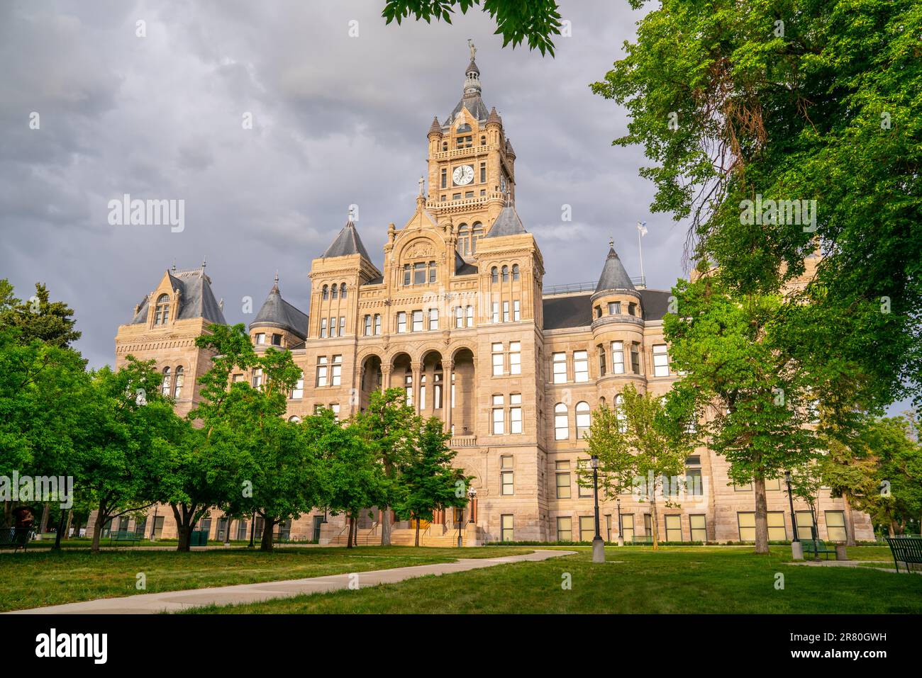 Salt Lake City, UT - 23. Mai 2023: Außenfassade des City-County Building in der Innenstadt von Salt Lake City. Das Gebäude wurde 1894 fertiggestellt Stockfoto
