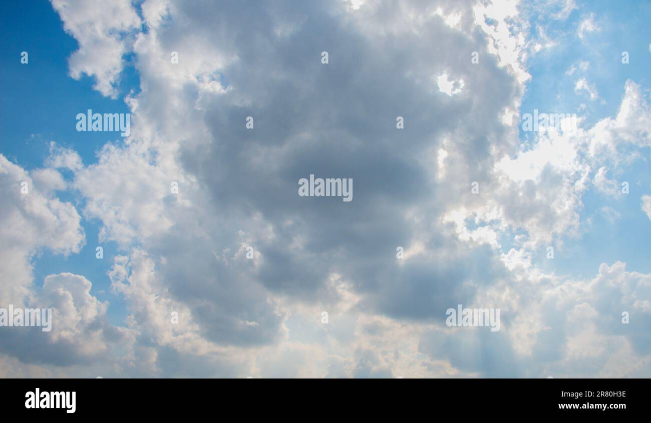 Verstreute Wolken in blauem Himmel, blauer Himmelshintergrund mit weißen Wolken. Stockfoto