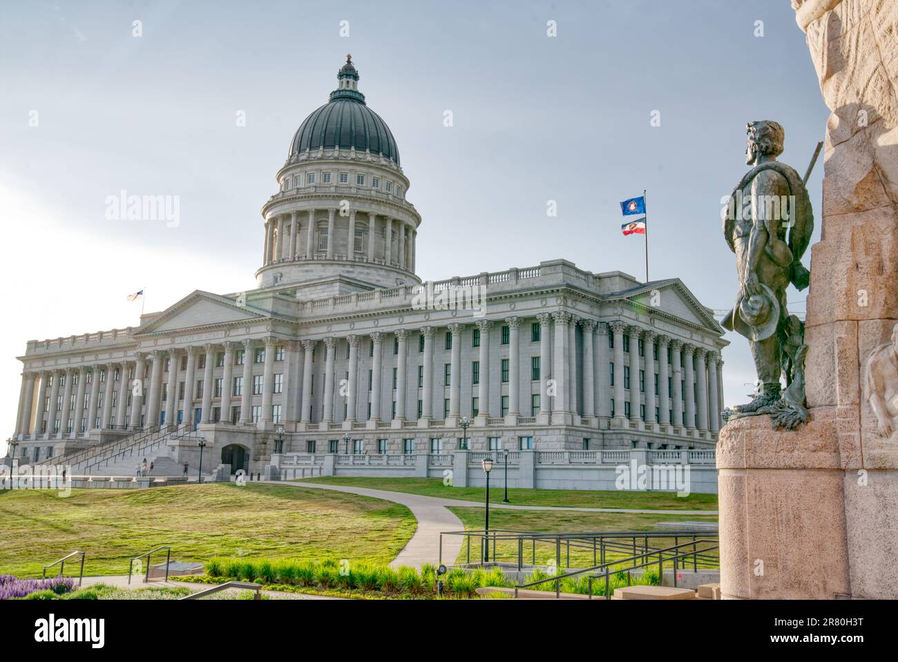 Salt Lake City, Utah - 23. Mai 2023: Kapitolgebäude des Bundesstaats Utah mit MormonenBataillonsdenkmal im Vordergrund Stockfoto