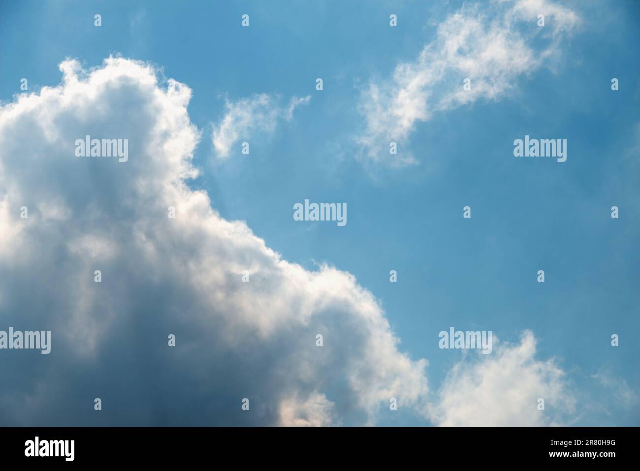 Verstreute Wolken in blauem Himmel, blauer Himmelshintergrund mit weißen Wolken. Stockfoto