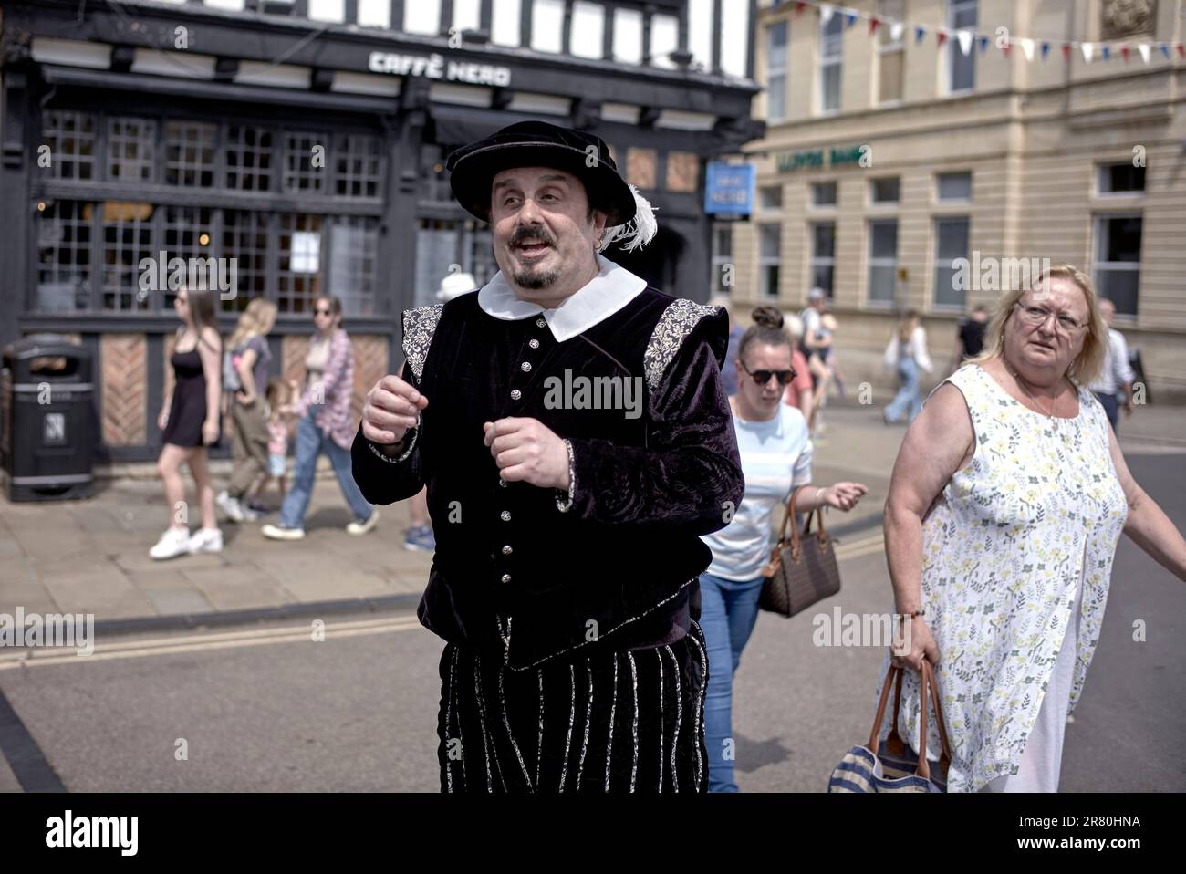 Reiseleiter gekleidet als William Shakespeare in traditionellem Tudor Kostüm. Stratford-upon-Avon, England, Großbritannien Stockfoto