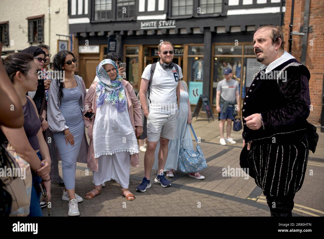 Reiseleiter gekleidet als William Shakespeare in traditionellem Tudor Kostüm. Stratford-upon-Avon, England, Großbritannien Stockfoto