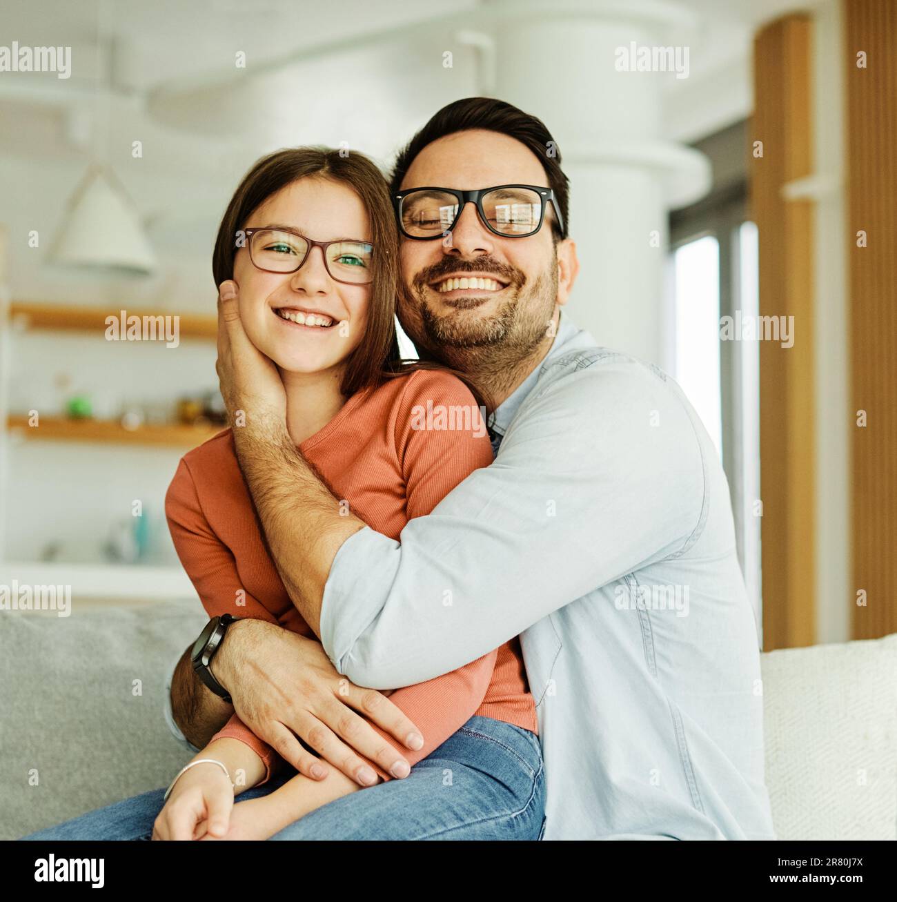 Familienvater und -Tochter haben Spaß beim Binden zu Hause Stockfoto