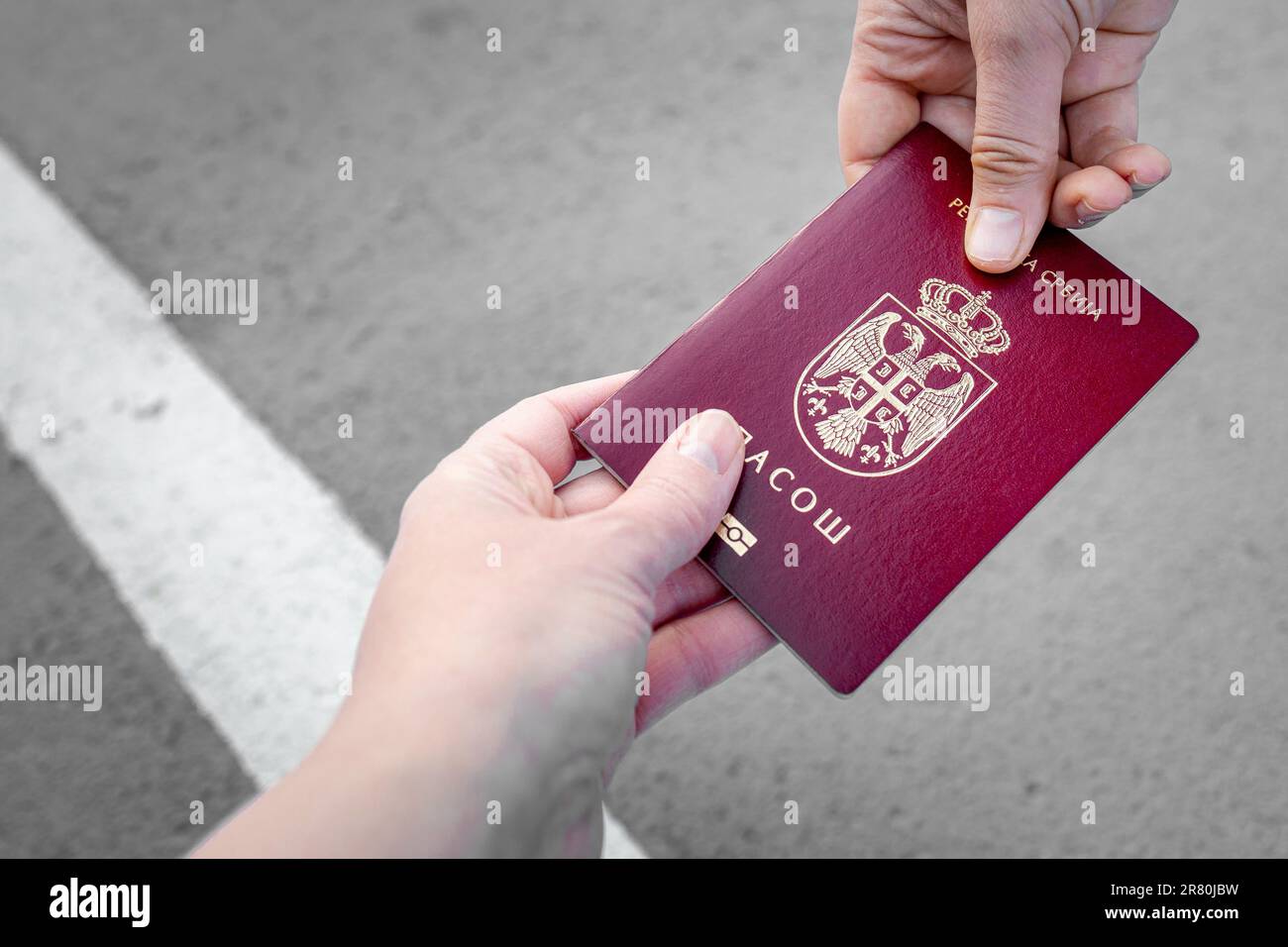 Einen serbischen Reisepass für einen Grenzübertrittsscheck ausstellen. Kein Gesicht, keine Hände Stockfoto