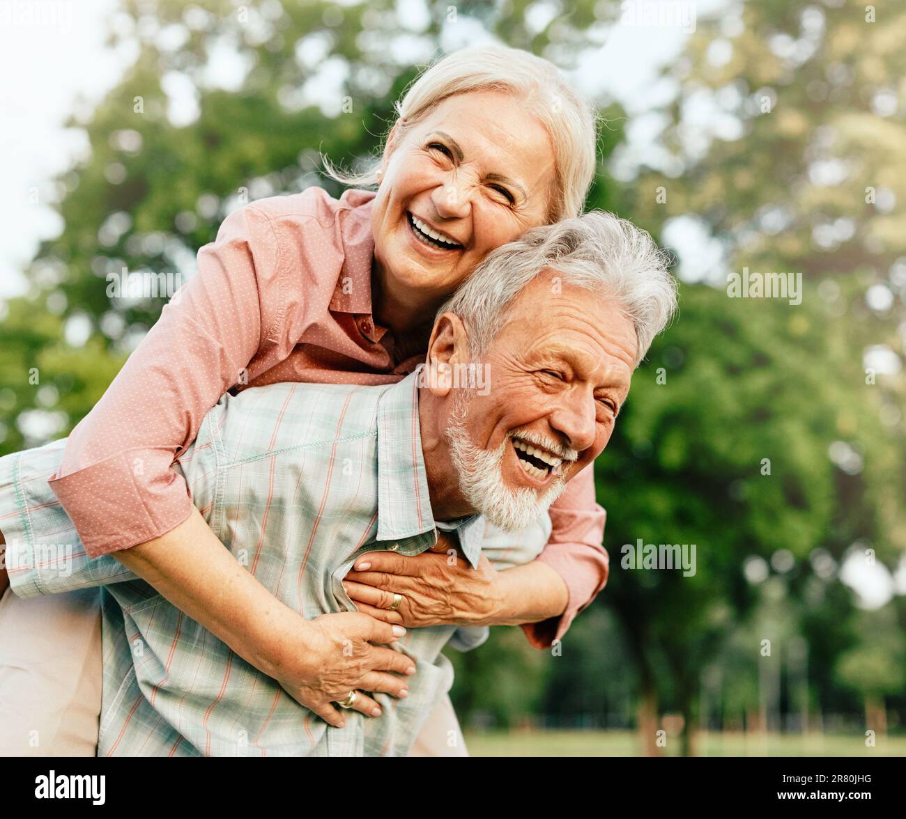 Glückliches aktives Seniorenpaar, das Spaß im Freien hat. Porträt eines älteren Ehepaares Stockfoto