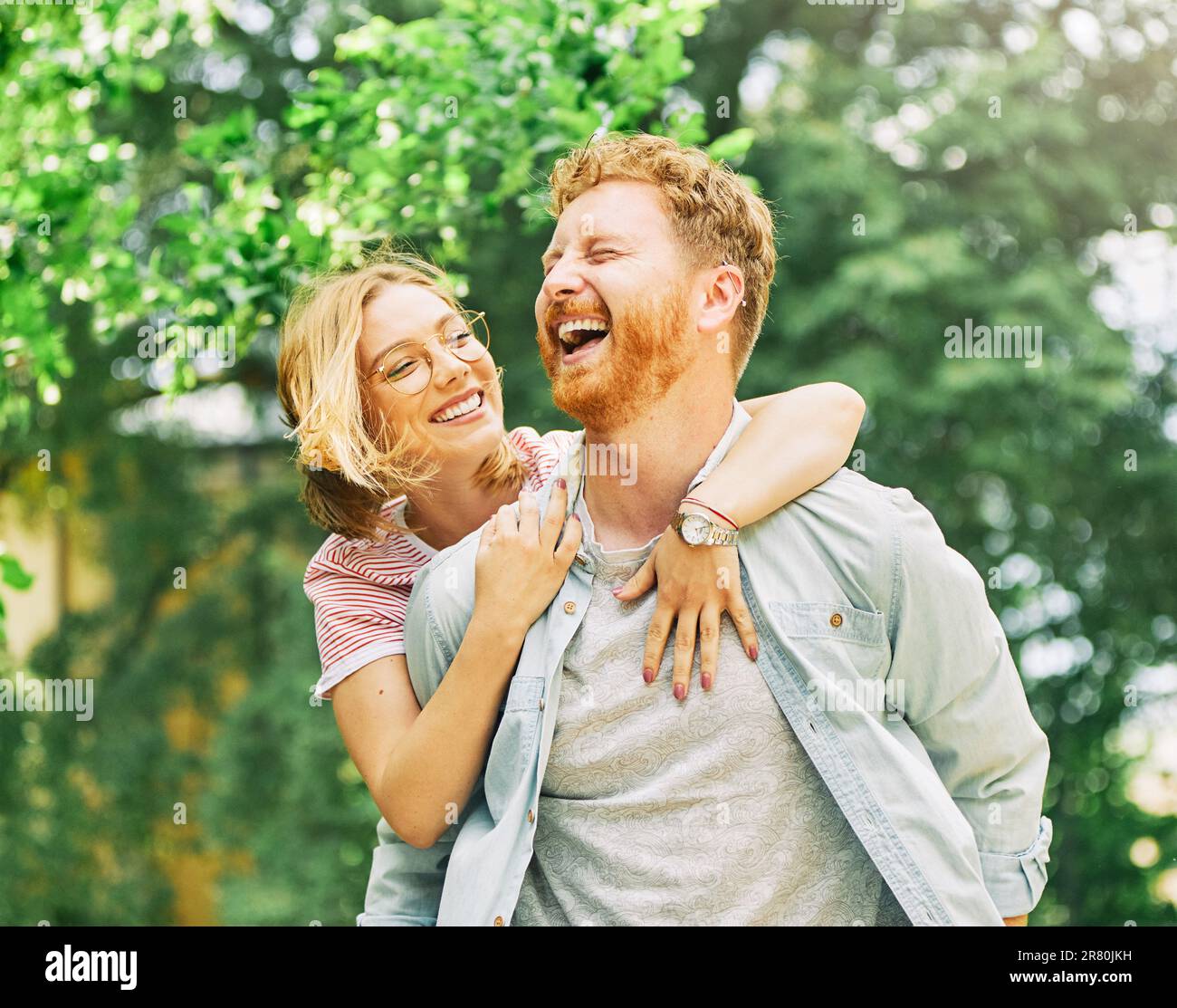 Porträt eines reizenden jungen Paares, das Spaß hat und gemeinsam im Freien lacht Stockfoto