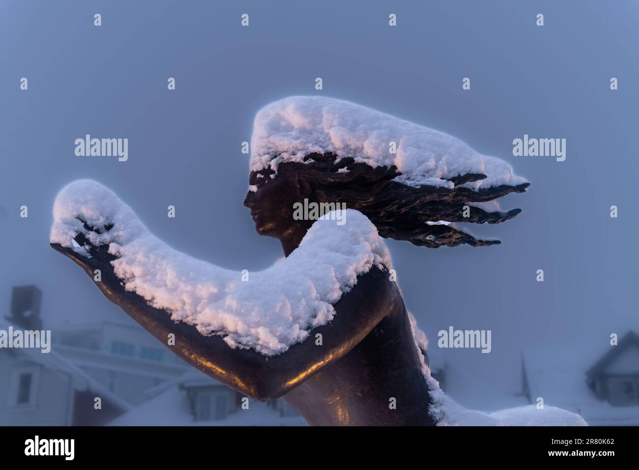 Schließen Sie die Statue der Frauen auf Skippergata in Tromso Stockfoto