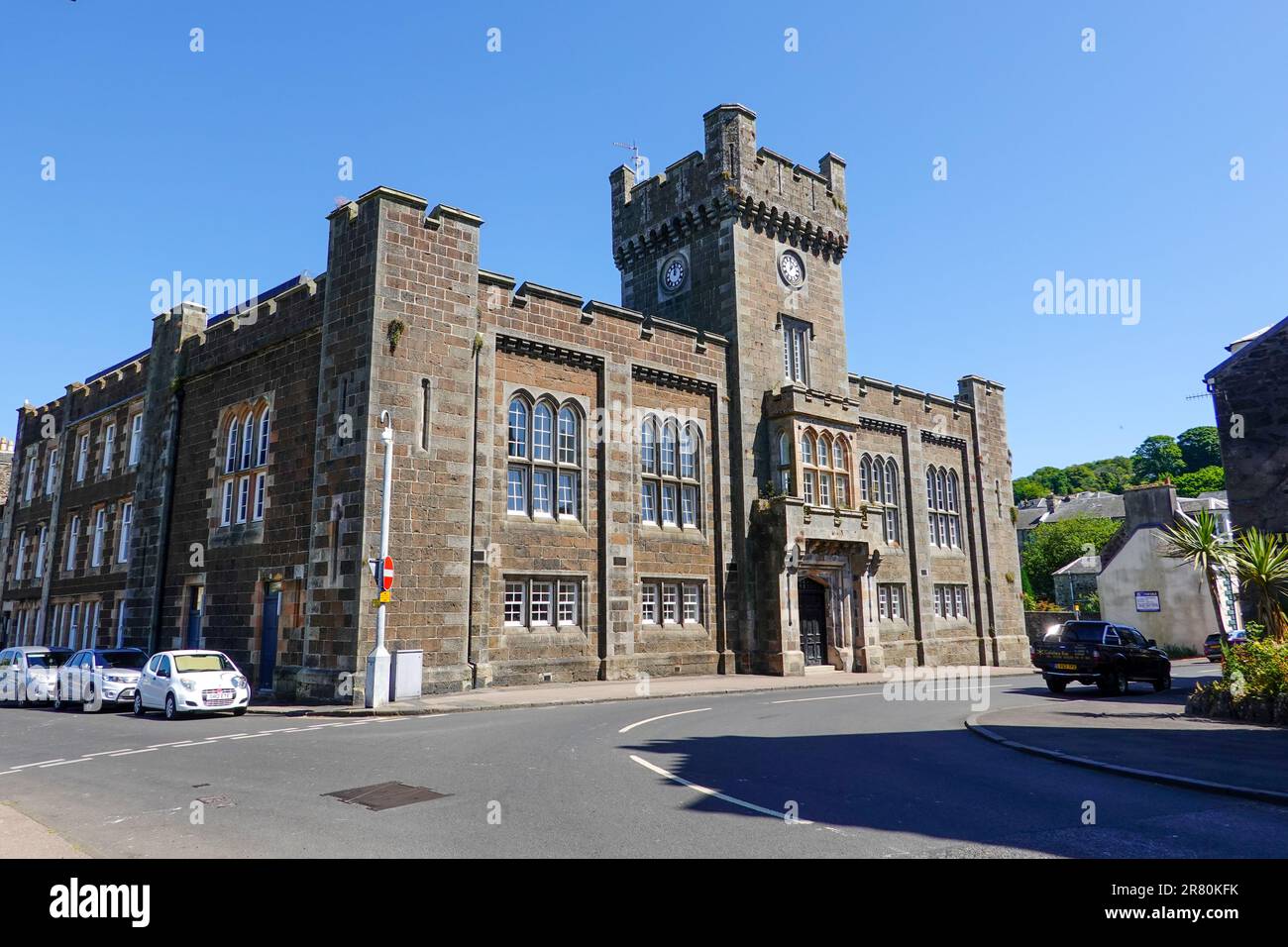 Ehemaliges Rathaus und Bezirksgebäude, im Stil der gotischen Wiedergeburt, jetzt Wohnungen, Castle Street, Rothesay, Insel Bute, Schottland. Stockfoto