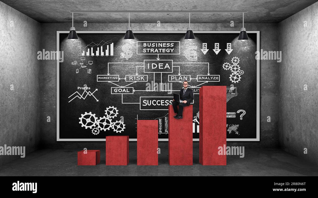 Geschäftsmann sitzt auf der roten Karte und zeichnet Ideen für Geschäftsideen auf die Tafel Stockfoto