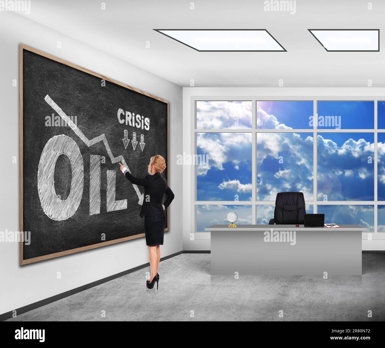 Lehrer im Klassenzimmer zeigt auf die Tafel mit Krisen-Öldiagramm Stockfoto