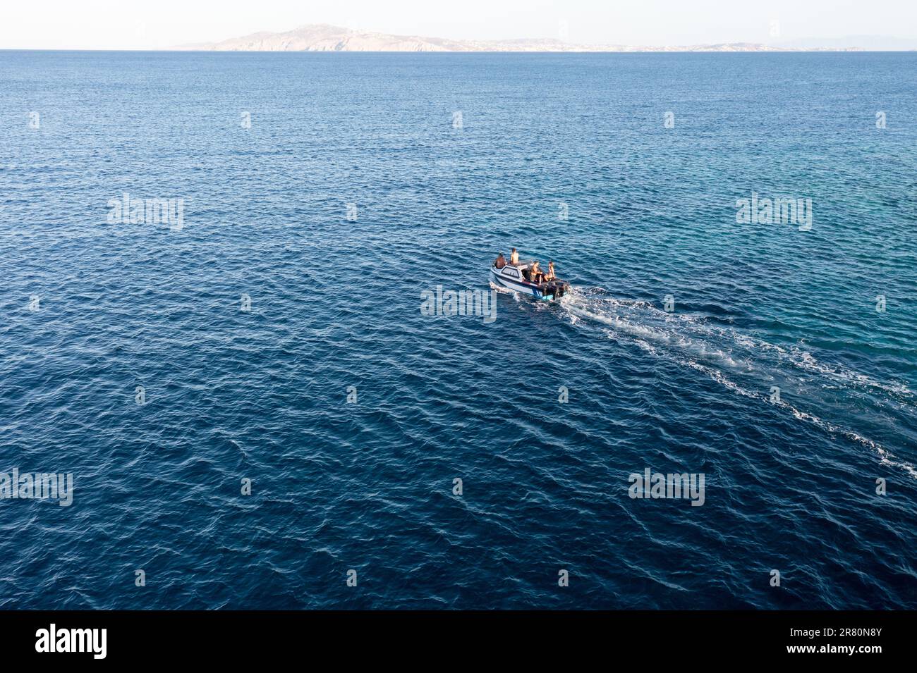Das Schnellboot fährt im blauen, geriffelten Hintergrund des offenen Meeres der Ägäis. Abenteuer, Entspannung. Tinos Island Kykladen, die Menschen genießen Sommerurlaub in Griechenland. Stockfoto