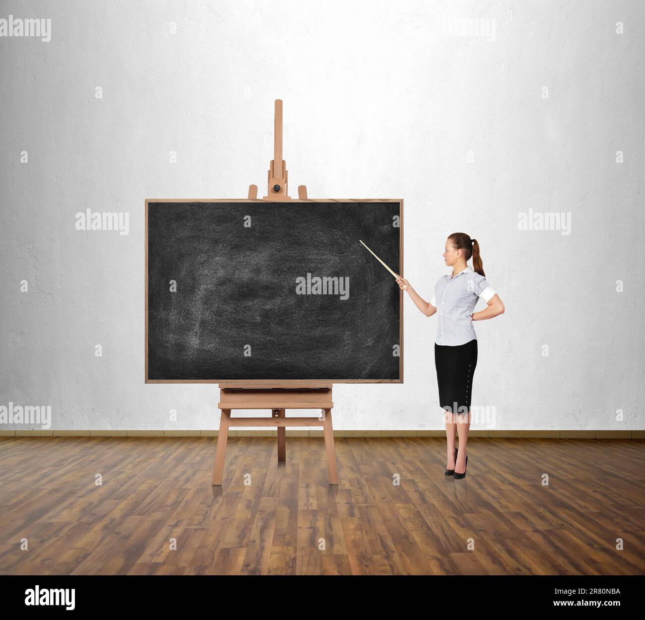 Eine Frau mit einem Zeiger, der auf ein leeres Brett zeigt Stockfoto