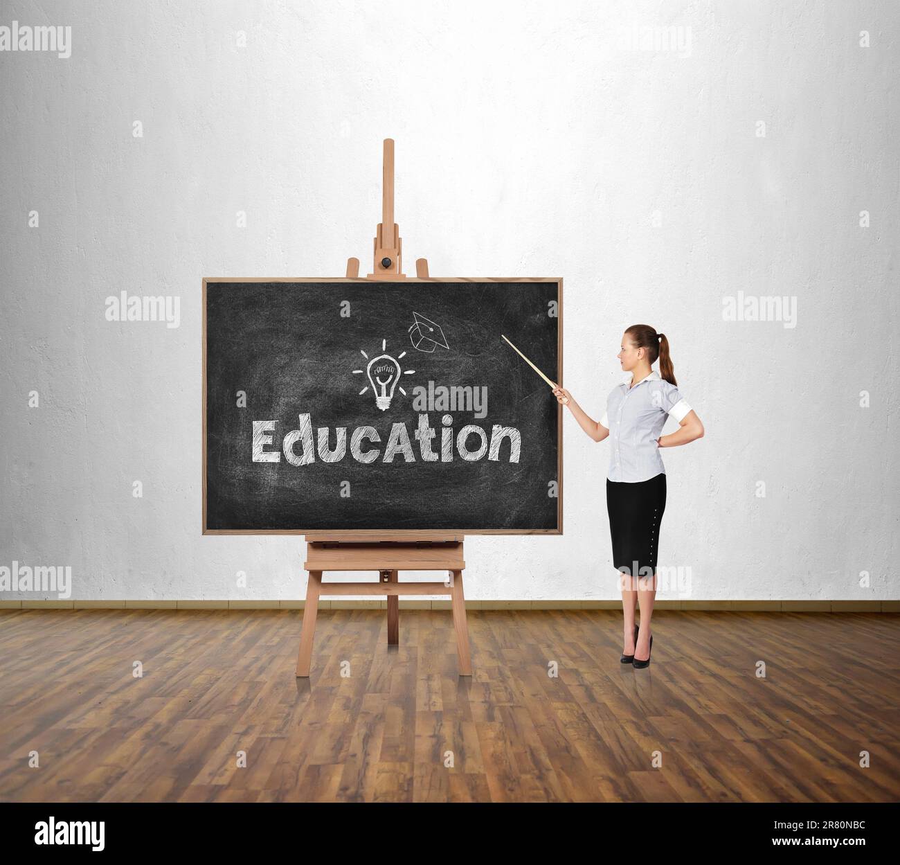 Eine Frau mit einem Zeiger, der auf ein Brett zeigt. Zeichnungserziehungskonzept Stockfoto