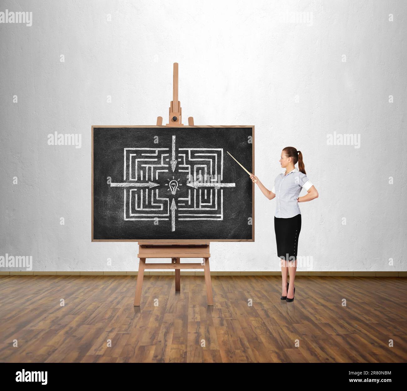 Eine Frau mit einem Zeiger, der auf ein Brett zeigt. Zeichnungserfolg Labyrinth Stockfoto