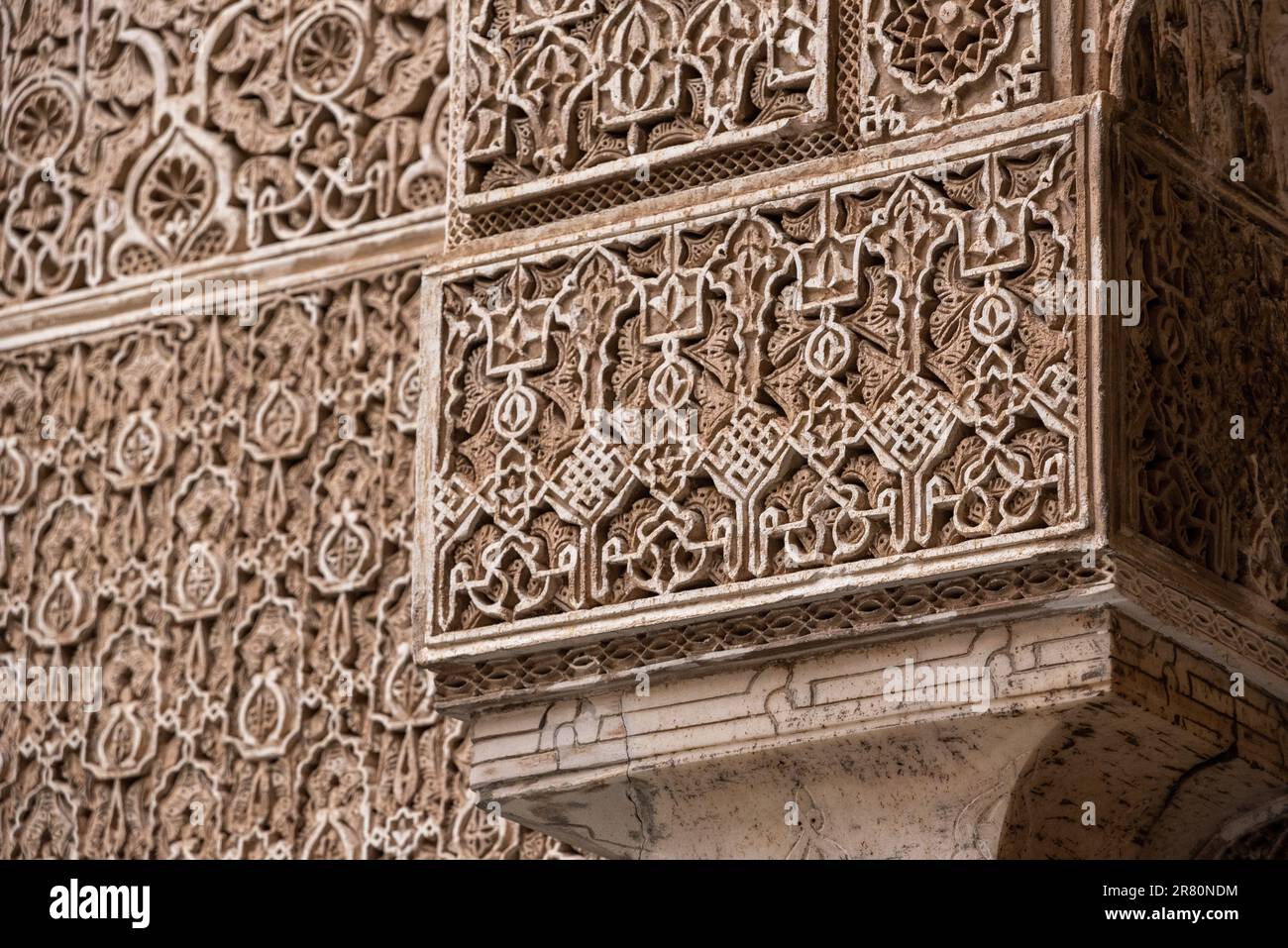Reich dekorierte Fassade im Innenhof der Medersa Attarine in Fez, Marokko Stockfoto