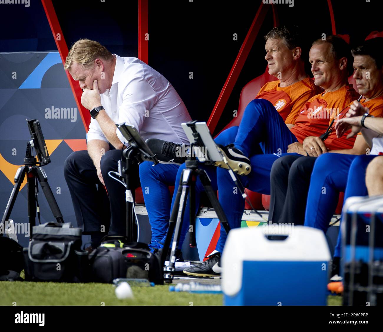 ENSCHEDE - Holland trainiert Ronald Koeman beim Spiel der UEFA Nations League um den dritten Platz zwischen den Niederlanden und Italien im Stadion De Grolsveste am 18. Juni 2023 in Enschede, Niederlande. ANP KOEN VAN WEEL niederlande raus - belgien raus Stockfoto