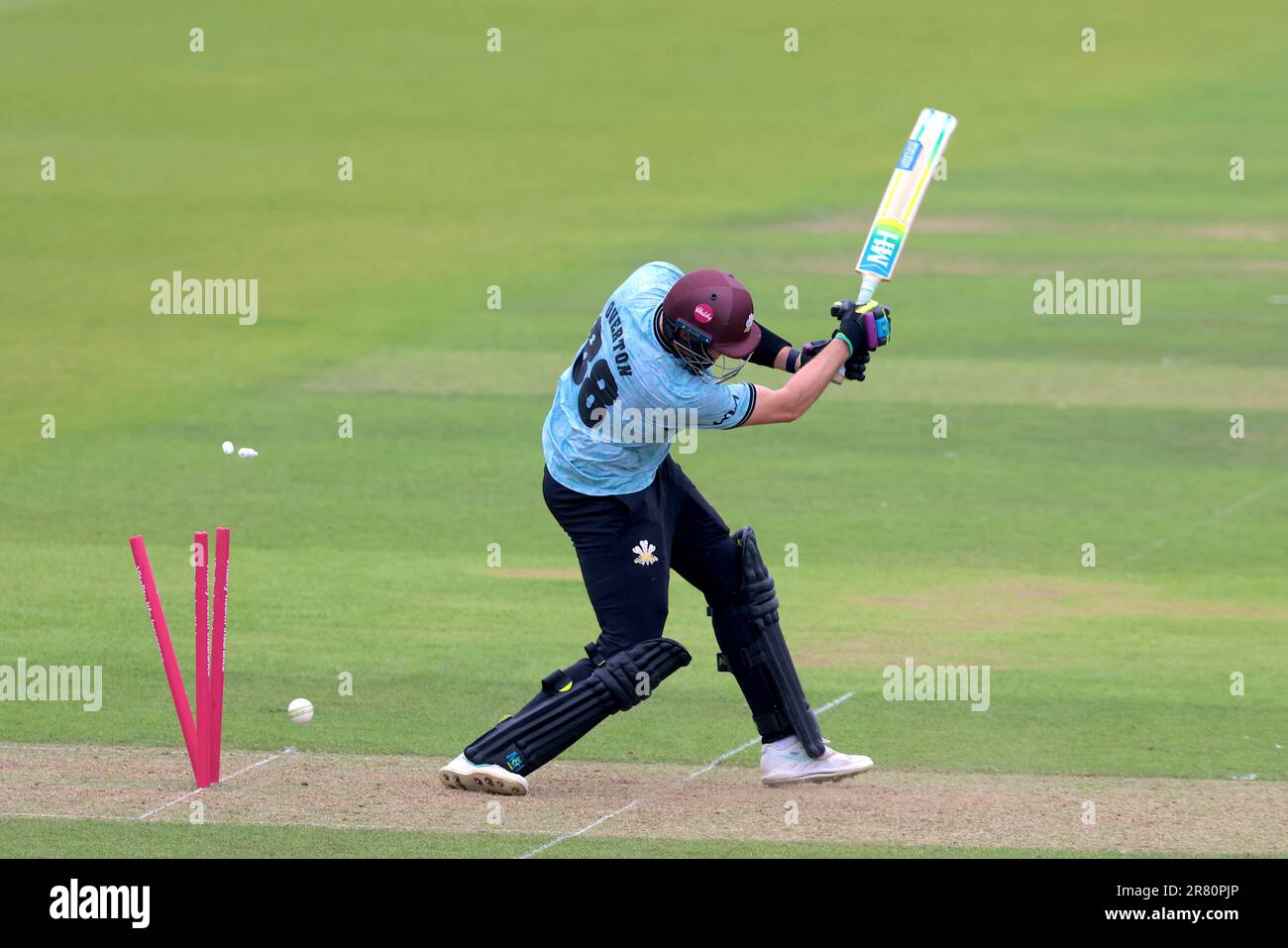 London, Großbritannien. 18. Juni 2023. Surreys Jamie Overton wird von Nathan Ellis gebowlt, während Surrey im Vitality T20 Blast Cricket Match im Kia Oval gegen Hampshire antritt. Kredit: David Rowe/Alamy Live News Stockfoto