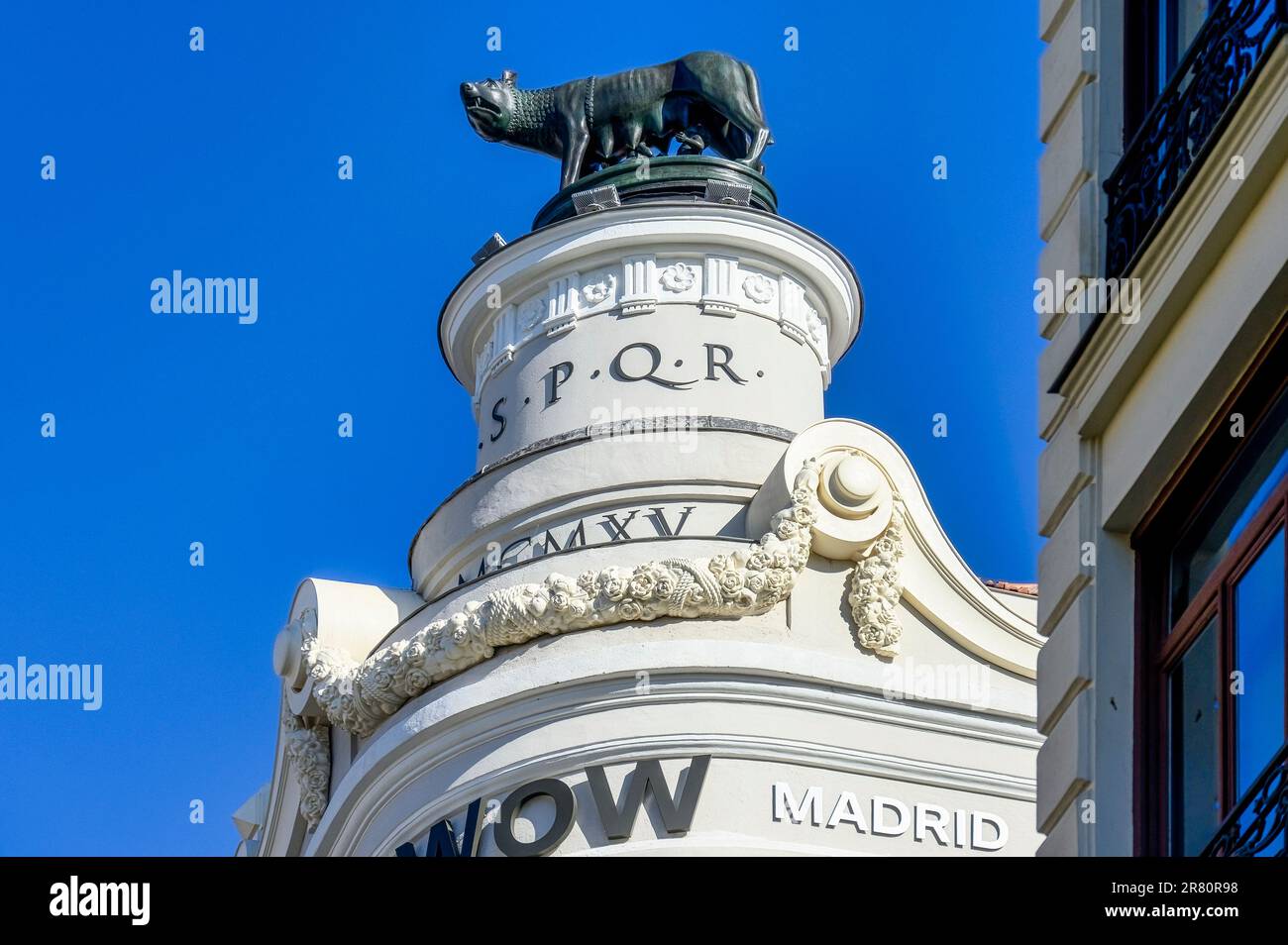 Madrid, Spanien - 19. Juli 2022: Die Kapitolinische Wolfsskulptur auf dem ehemaligen Dach des Hotels Rome. Ein Symbol der römischen Mythologie und Geschichte. Stockfoto